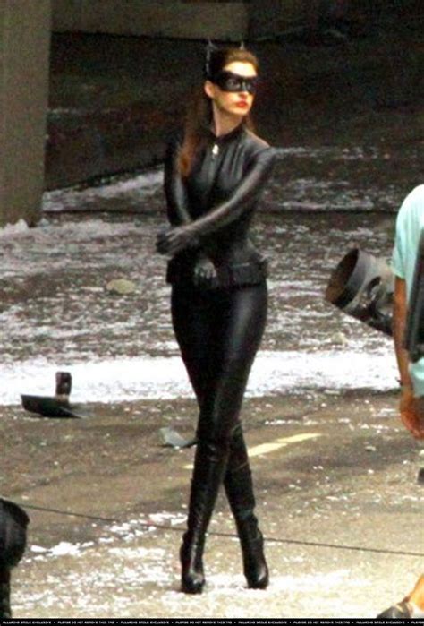 anne hathaway leak|New Leaked Set Photos Show Anne Hathaway In Catwoman。